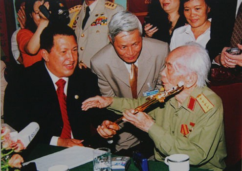 Trong chuyến thăm Việt Nam, Tổng thống Venezuela Hugo Chavez tặng Đại tướng Võ Nguyên Giáp phiên bản thanh bảo kiếm của anh hùng Simón Bolívar.