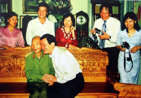 Các lãnh đạo Đảng, Nhà nước, Chính phủ... thường xuyên tới thăm hỏi Đại tướng. Trong ảnh, ông Trương Tấn Sang (nay là Chủ tịch nước) thăm Đại tướng năm 2008.