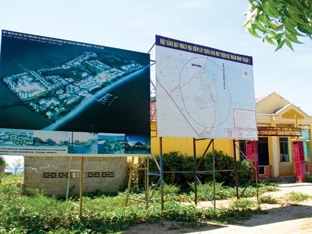 Bảng thông tin về dự án nhà máy điện hạt nhân Ninh Thuận 1 tuy được treo đã lâu nhưng lại ghi “Quy hoạch được UBND tỉnh phê duyệt ngày 5.11.2011”.
