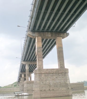 Cầu La Ngà trên tuyến quốc lộ 20 hiện được gắn biển hạn chế tải trọng 20 tấn, không đảm bảo cho đoàn xe 40 tấn chở bauxite đi qua. Ảnh: MP