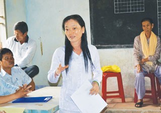 "Tiên nữ giáng trần" Nguyễn Kim Hà tại buổi họp dân đọc cam kết không tái phạm - Ảnh: Xuân Bình