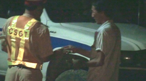 Một CSGT thuộc chốt đầu ngoài đường tránh TP Huế (Thừa Thiên - Huế) nhận 300.000 đồng của tài xế xe 47P12... để bỏ qua lỗi vi phạm chở quá tải, sai lốp vào lúc 4g20 ngày 31-7 - Ảnh: Hoàng Khương chụp từ camera