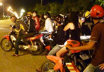 Hàng ngàn tay lái tụ tập chuẩn bị đua xe tại đại lộ Võ Văn Kiệt rạng sáng 4-9.