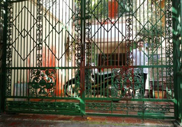 Cánh cổng nhà ông Thẳng bị bôi bẩn bằng sơn đỏ (Ảnh: Pháp luật TPHCM)