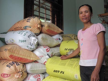 Bà Nguyễn Thị Huệ lo lắng bởi 7 tấn lúa của gia đình bán không được vì tin đồn thất thiệt.