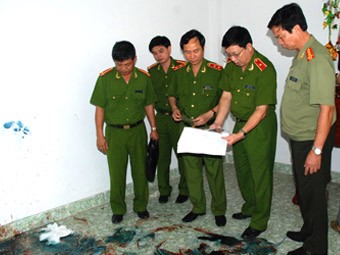 Trung tướng Phạm Quý Ngọ (đứng giữa) có mặt tại hiện trường chỉ đạo điều tra