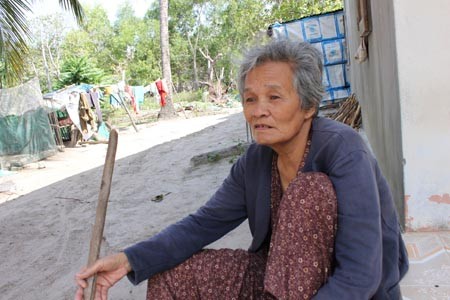 Bà Huỳnh Thị Ba cho biết, bà buồn muốn chết vì hai thằng con suốt ngày đánh nhau vì tranh giành đất đai.