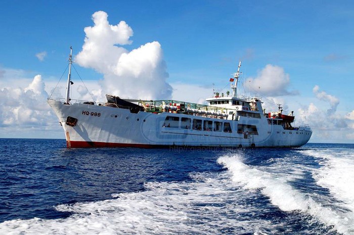 Tàu HQ996, làm nhiệm vụ chuyên chở nước ngọt, lương thực, thuốc men và cả tình người, là chiếc cầu nối giữa đất liền và các đảo.