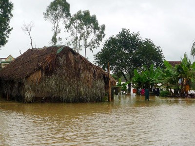 Hàng trăm ngôi nhà ở các huyện Tĩnh Gia, Triệu Sơn (Thanh Hóa) bị ngập trong lũ - Ảnh: Ngọc Minh