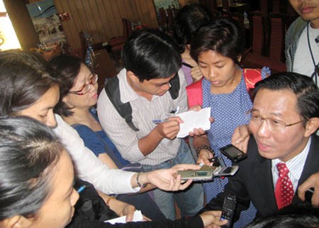 Thứ trưởng Bộ Y tế Cao Minh Quang trong một lần trả lời phỏng vấn báo chí