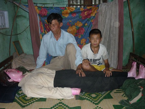 Ông Lê Vân và con trai bên cạnh bức tượng mà ông cho là xác của vợ trong căn phòng ngủ