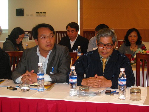 Nhà sử học Ngô Đăng Lợi, chủ tịch hội Khoa học lịch sử Hải Phòng (ngồi bên phải)