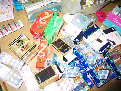 Một số thuốc, dụng cụ kích dục bị thu giữ tại phố Hàng Chiếu (Hà Nội)