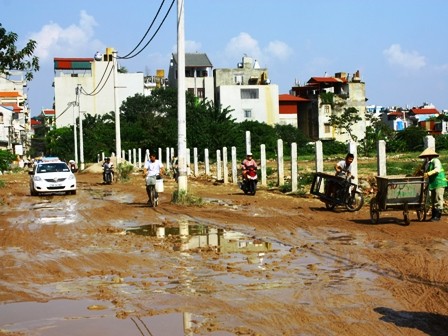 Tương tự gần đối diện bên kia đường, con đường nối từ đường Nguyễn Xiển đi ra Kim Giang cũng be bét bùn đất sau mỗi cơn mưa.