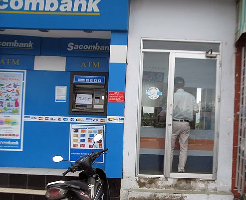 Buồng ATM nơi chị Thuận báo bị dàn cảnh cướp xe - ảnh: Đàm Huy