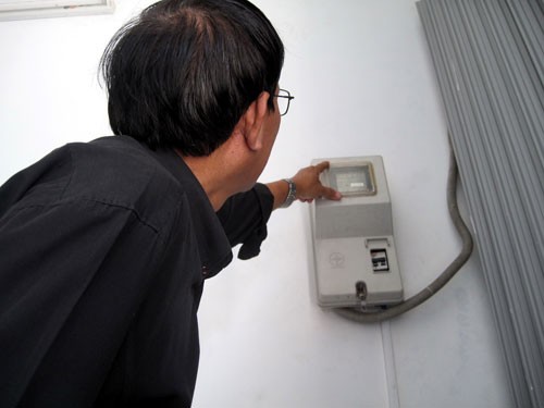 Kể từ khi sử dụng điện kế điện tử, lượng điện tiêu thụ của những hộ dân tăng từ 25-30% - Ảnh: Đức Huy