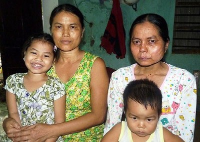 Chị Ngọc Mai (27 tuổi, bên phải) và người mẹ hơn mình 25 tuổi