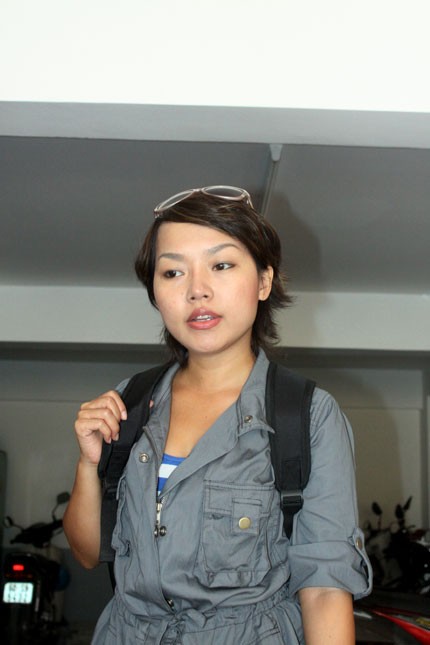 Ca sĩ Thái Thùy Linh là một trong những thành viên đoàn từ thiện có mặt sớm nhất tại trụ sở báo Giáo dục Việt Nam