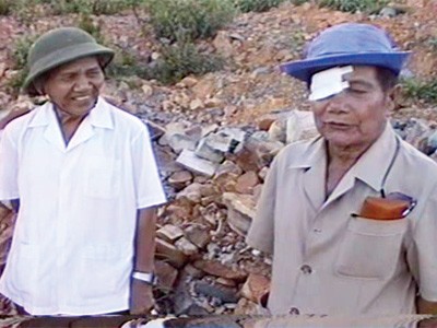 Ông Tiệp và ông Tám Hiền (mặc áo trắng) trên núi Tàu năm 1994 (ảnh chụp lại từ video)