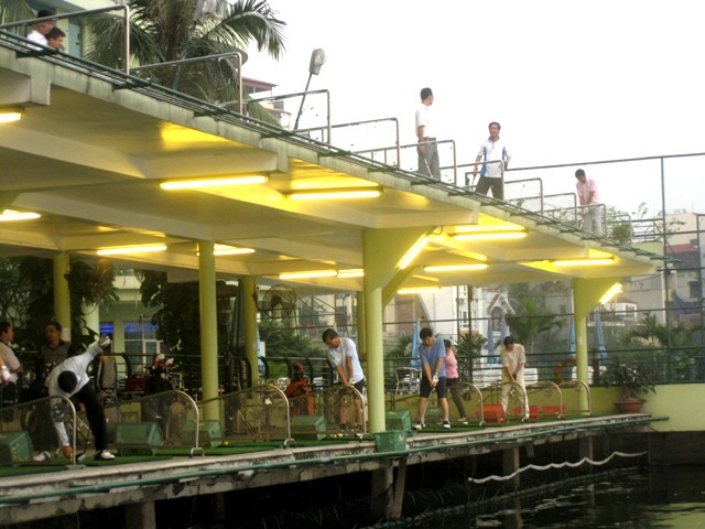 Khu vực người tập golf được thiết kế với hai tầng vươn ra phía hồ.