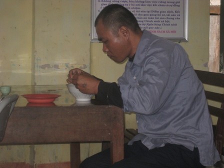 Pẩu được ăn mì tôm tại trụ sở xã Đồng Giáp.