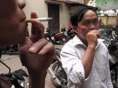 Việc hút thuốc lá ở những nơi công cộng sẽ bị kiểm soát (ảnh minh hoạ).