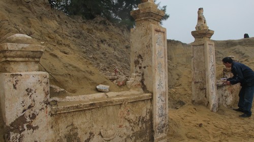 Hệ thống tường, cột biểu của ngôi đền cổ vùi lấp trong cát được phát lộ