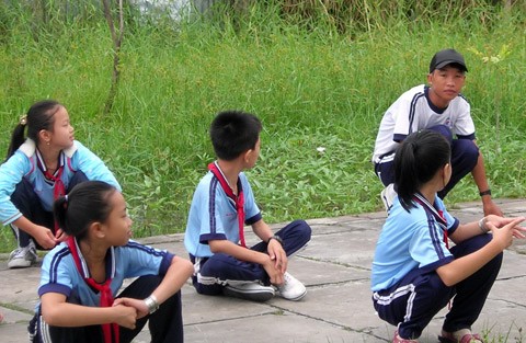 Hào Anh trong giờ thể dục tại Trường Tiểu học Kim Đồng. Ảnh: Thiên Phước