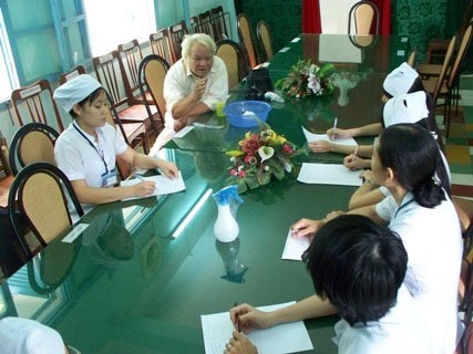 TS. Khải hướng dẫn phác đồ điều trị cho nhân viên bệnh viện Đa khoa tỉnh Ninh Thuận