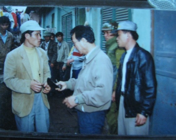 Thượng tá Nguyễn Trọng Lộ cùng lính của minh trong buổi vây bắt Cu Nên