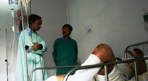 Nhà báo Hoàng Hùng khi đang điều trị tại BV Chợ Rẫy (Ảnh: Người lao động)
