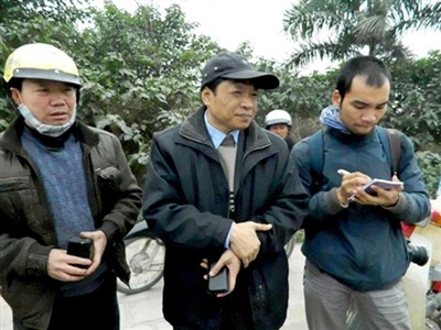 Ông Ngô Văn Linh (giữa), chủ nhân chiếc xe cháy.