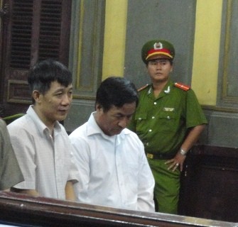 Bị cáo Trưởng (cúi đầu) và Luân tại tòa