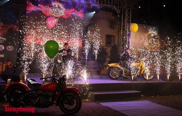 Diễn ra tại American Club, đêm sinh nhật tròn 1 tuổi của câu lạc bộ Harley Davidson Hà Nội mang đậm văn hóa Harley. Không chỉ có những chiếc Harley đầy cá tính, những người chơi xe cũng trang bị đầy đủ đồ đạc bụi bặm theo phong cách Mỹ, tạo nên một khung cảnh mang đậm chất Harley.