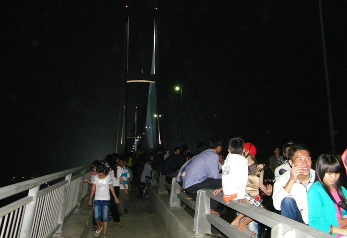 Người dân tập trung tại cầu Mỹ Thuận chờ xem bắn pháo hoa