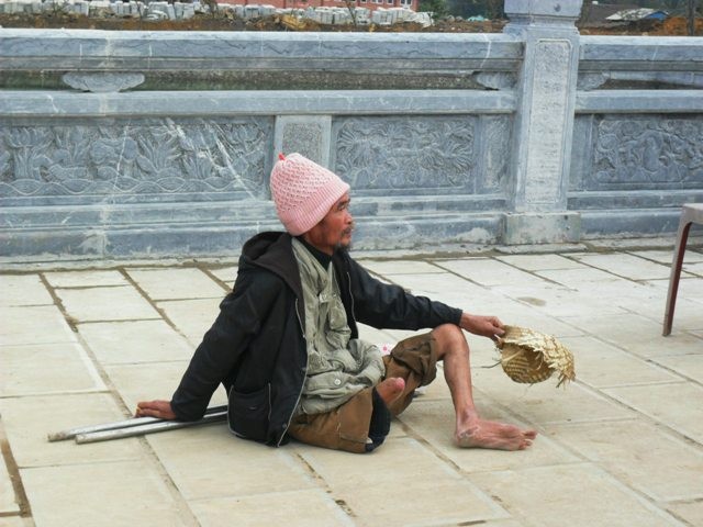 Dịch vụ đổi tiền lẻ và “cái bang” vây chùa Bái Đính ảnh 3