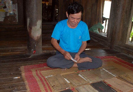 Ông Hoàng Tiến Đồng với những cuốn sách cổ do tổ tiên truyền lại.
