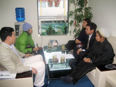 Chị Nguyễn Thị Thương - vợ anh Đoàn Văn Vươn (người ngồi ngoài cùng hàng ghế phải) trao đổi với luật sư Hồng Bách.