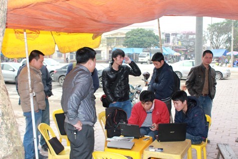 Các phóng viên tác nghiệp ngay bên ngoài trụ sở UBND huyện Tiên Lãng