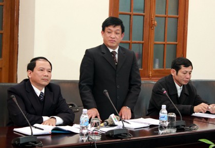 Ông Lê Văn Hiền (Ảnh giữa) đã bị tạm đình chỉ việc điều hành trên cương vị Chủ tịch huyện để làm rõ những khuất tất liên quan trong việc cưỡng chế đầm tôm.