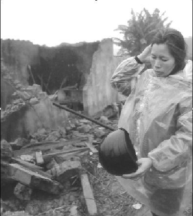 Chị Thương - vợ anh Đoàn Văn Vươn bên ngôi nhà đã bị phá tan.