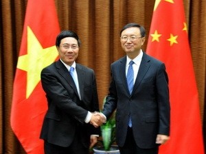 Bộ trưởng Ngoại giao Trung Quốc Dương Khiết trì (bên phải) đón Bộ trưởng Ngoại giao Phạm Bình Minh