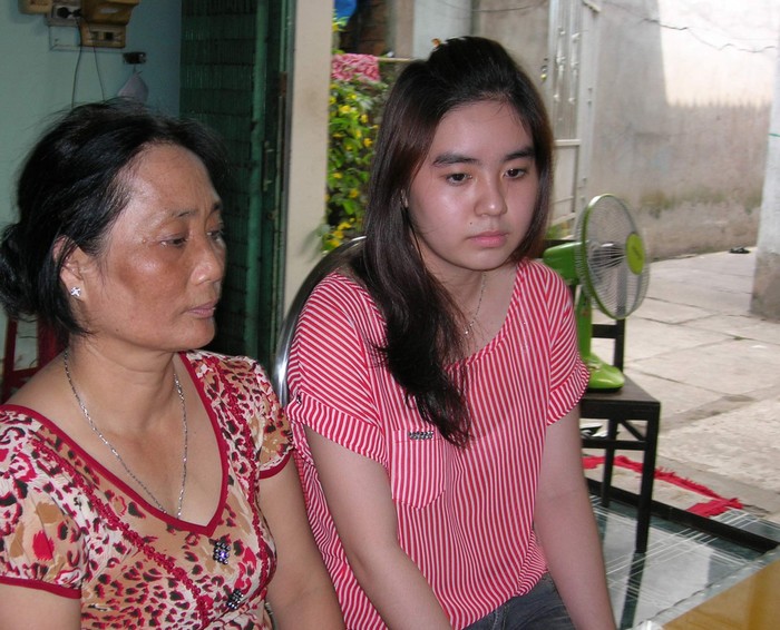 Xuân Thùy và mẹ mặt buồn rười rượi khi nghe chuyện cô bị trả vì mất trinh, xuất hiện trên clip sex.