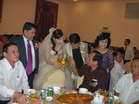 Mặc dù nợ nần bủa vây nhưng bà Diệu Hiền vẫn tổ chức tiệc cưới cho con rất hoành tráng.