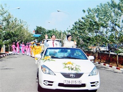 Một cảnh trong đám cưới của Lê Ân với người vợ thứ 5.
