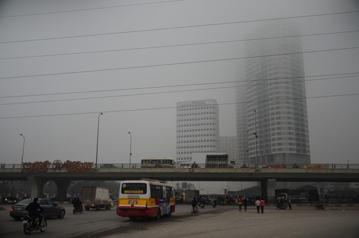 Đoạn đường ngã tư Phạm Văn Đồng – Phạm Hùng ngập tràn một màn sương đậm đặc.