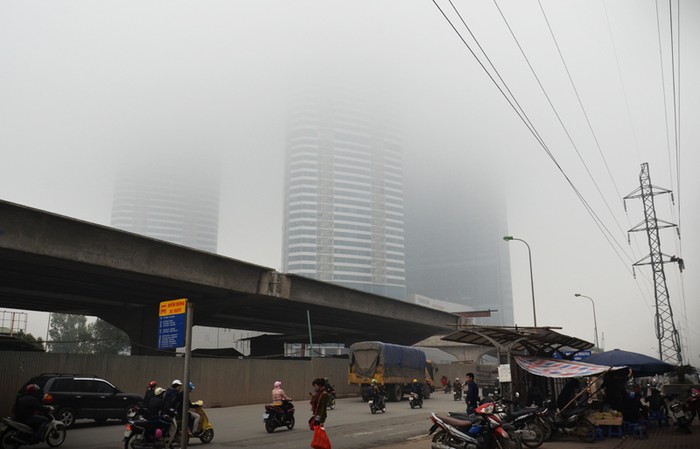 Tòa nhà KeangNam nhìn từ phía đường đối diện gần như biến mất trong màn sương mới về.