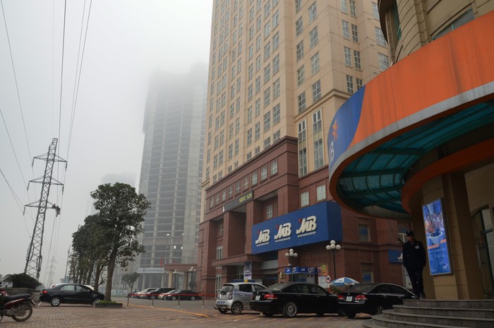 Sương mù bao phủ dày đặc đến mức từ tòa nhà này đã khó có thể nhìn rõ tòa nhà bên cạnh.