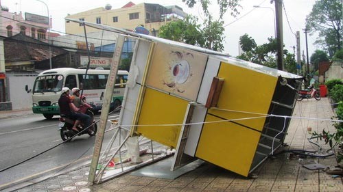 Nhiều nhà bị tốc mái, cây xanh gãy nhánh, pano lật đổ... tại TP Biên Hòa do ảnh hưởng của bão số 1