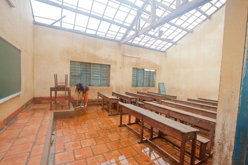 Phòng học lớp 1A1, trường Tiểu học Nguyễn Thị Định bị gió làm tốc mái, nước tràn vào phòng. Cô Nguyễn Thị Thu Hương, giáo viên chủ nhiệm lớp cho biết, hiện tại nhà trường sẽ bố trí cho học sinh học ca ba và mượn thêm một nhà dân
